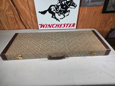 9185
Winchester Diamond Grade shotgun case. This is a rare case that will hold two barrels. Has been used. This case will hold up to 34” barrels. Mor