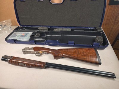 9200
Beretta 687 Silver Pigeon III, 26” barrels, 410 Gauge, 3”, NIB, 5 choke tubes, Paperwork, has the original unused kit, 14 3/4 LOP, Butt pad, ven
