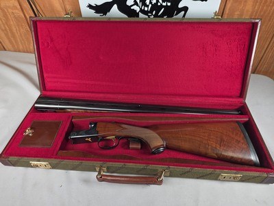9208
Winchester 23 Classic, 20 Gauge, 2 3/4 and 3”, 26” barrels, 14 1/2 lop, butt pad, vent rib, beautiful wood, gold trigger, pistol grip with cap,