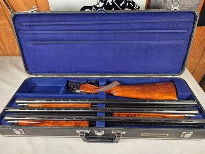 9214
Winchester 101 field skeet set, 20 gauge, 28 gauge, 410 gauge, all are 28” barrels, brass sight beads, butt plate, vent rib, all original, in fa