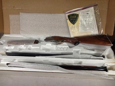 9215
SKB 605 Hunt Set 28 gauge With screw in chokes, M/F, 28” barrels
and 410 gauge is fixed IC/MOD, 26” barrels,
ejectors, single selective trigg