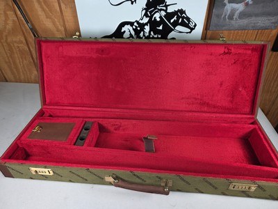 9218
Winchester green hard trunk style shotgun case, double barrel case, will hold two barrels up to 29”, beautiful like new condition. More pictures