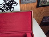 9222
Winchester green shotgun trunk style case with red interior, New old stock, will hot up to a 26” barrel.
With original keys and key fob.More pi - 8 of 18