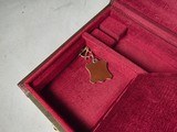9222
Winchester green shotgun trunk style case with red interior, New old stock, will hot up to a 26” barrel.
With original keys and key fob.More pi - 6 of 18