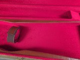 9222
Winchester green shotgun trunk style case with red interior, New old stock, will hot up to a 26” barrel.
With original keys and key fob.More pi - 3 of 18