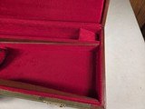 9222
Winchester green shotgun trunk style case with red interior, New old stock, will hot up to a 26” barrel.
With original keys and key fob.More pi - 2 of 18