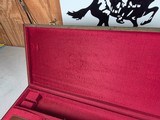 9222
Winchester green shotgun trunk style case with red interior, New old stock, will hot up to a 26” barrel.
With original keys and key fob.More pi - 7 of 18