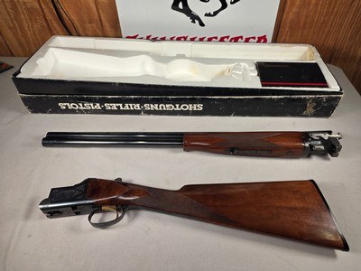 9223
Browning Citori 12 gauge, straight grip, butt plate, 26
barrels, 14 1/4 LOP, Screw in chokes, metal front sight, vent rib, with original box, M