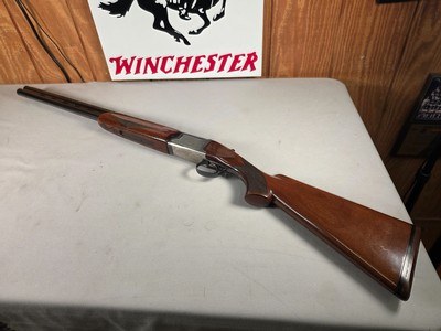 9233
Winchester 101 XTR lightweight 12 gauge, 27” barrels, 2 screw in Winchokes, IC/MOD, vent rib, pistol grip, bull pad, solver coin engraved receiv