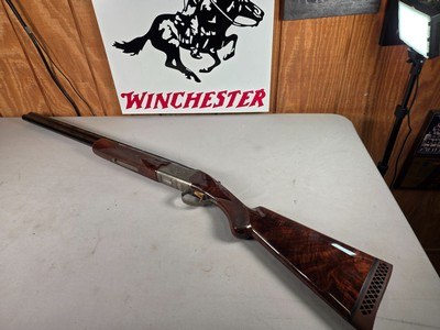 9235 Browning Citori Lighting Grade III, 2 3/4 and 3 , 12 Gauge, 28
barrels, screw in invector plus (M/F), game scene engraved on receiver, Browning