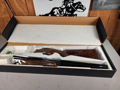 9237
Browning Lightning Feather, 12 gauge, 26
barrels, Invector plus chokes, (IC, Skeet, MOD), 2 3/4 and 3 , front brass bead, AA++ fancy walnut, 14