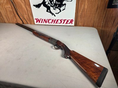 9239
Winchester 101 20 gauge, 26” Barrels, SK/SK, Gold Dama scene, Butt pad, pistol grip with red “W” cap, 13 5/8 LOP, two brass beads, ejectors, ven