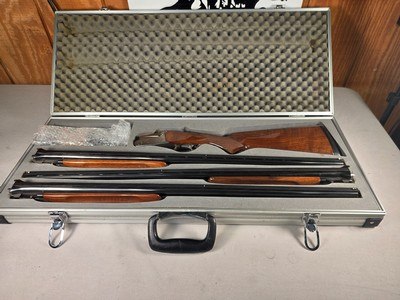 9252
SKB 585 Hunt set, 28” barrels, 410 Gauge, IC/Mod, 28 Gauge Screw in chokes Cycl/Cycl,
20 gauge screw in CyL/IC, factory engraving, LOP at 14 1/