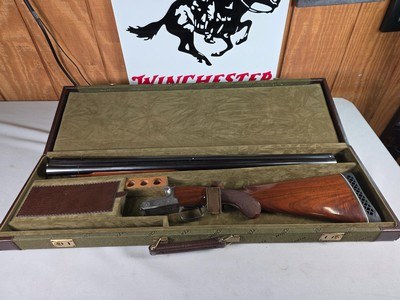 9274
Winchester model 23 XTR Pigeon Grade, 12 Gauge, 3” chambers, round knob, Mod/Full, vent rib, 28” barrels, white line butt pad, 14 1/4 LOP, Green
