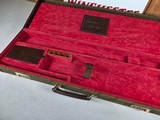 9281
Winchester 101 Quail Special hard shotgun case, Green, will hold up to a 28” barrel, red interior, only 500 made, great condition, More pictures - 12 of 16
