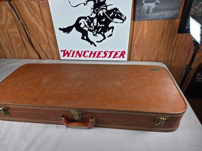 9283Browning Hartmann Multi Barrel Shotgun trunk style hard case. Very rare in a Hartmann and multi barrel. Will hold up to three 30” barrels and th