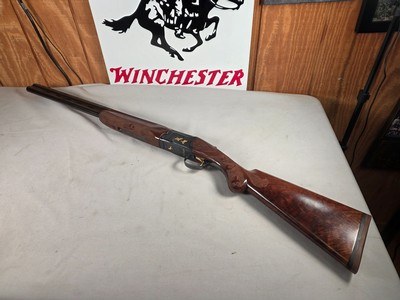 9301Winchester 101 Super Pigeon Lightweight, 12 gauge, 2 3/4 and 3”, 27” winchoke screw in barrels with a Mod/Full flush chokes, round knob, ejector