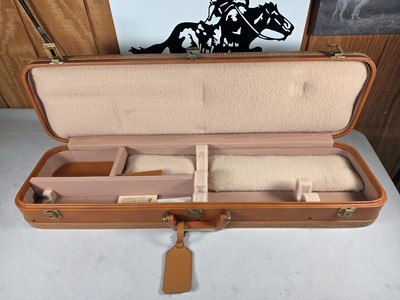 9313Browning Hartmann Shotgun case, has keys, paper and hang tag. Will take up to a 30” barrels, with extended chokes, Great vintage case.More pic