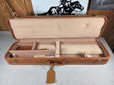 9313Browning Hartmann Shotgun case, has keys, paper and hang tag. Will take up to a 30” barrels, with extended chokes, Great vintage case.More pic