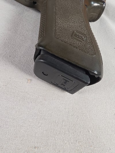 9327Glock model 17, faded OD Green,semi auto pistol 9mm ( 9x19), one 17 round magazine, fixed sites, all original, SN# HV602,More pictures at Da - Image 3 of 17