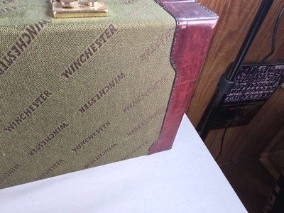 9336Winchester Hard trunk style shotgun case, Green, has keys, will hold up to a 28.5 barrel. For the Winchester Model 23 or 101, More pictures at D - Image 6 of 15