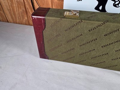 9336Winchester Hard trunk style shotgun case, Green, has keys, will hold up to a 28.5 barrel. For the Winchester Model 23 or 101, More pictures at D - Image 7 of 15