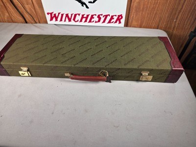 9336Winchester Hard trunk style shotgun case, Green, has keys, will hold up to a 28.5 barrel. For the Winchester Model 23 or 101, More pictures at D - Image 1 of 15