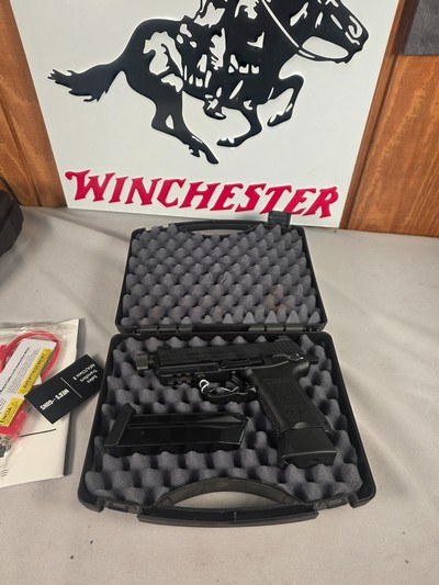 9345H&K 45C, 45 auto, 10 capacity Mag, green high viz sight, rail on bottom for light or Laser, threaded barrel, 4.5 barrel,More pictures at Daws - Image 1 of 18