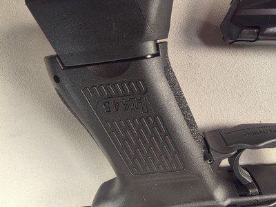 9345H&K 45C, 45 auto, 10 capacity Mag, green high viz sight, rail on bottom for light or Laser, threaded barrel, 4.5 barrel,More pictures at Daws - Image 3 of 18