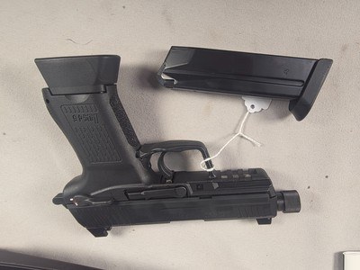 9345H&K 45C, 45 auto, 10 capacity Mag, green high viz sight, rail on bottom for light or Laser, threaded barrel, 4.5 barrel,More pictures at Daws - Image 2 of 18