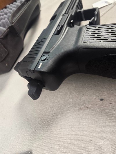 9345H&K 45C, 45 auto, 10 capacity Mag, green high viz sight, rail on bottom for light or Laser, threaded barrel, 4.5 barrel,More pictures at Daws - Image 18 of 18
