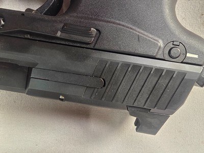 9345H&K 45C, 45 auto, 10 capacity Mag, green high viz sight, rail on bottom for light or Laser, threaded barrel, 4.5 barrel,More pictures at Daws - Image 14 of 18