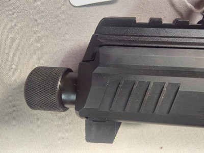 9345H&K 45C, 45 auto, 10 capacity Mag, green high viz sight, rail on bottom for light or Laser, threaded barrel, 4.5 barrel,More pictures at Daws - Image 13 of 18