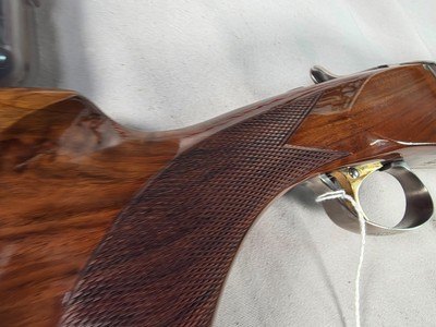 9375SKB 606 Ducks Unlimited Banquet, 12 Gauge, 28 Barrels, screw in chokes (2 SK, IC, M, F) wrench, and choke box, gold retriever with duck, pistol - Image 23 of 25