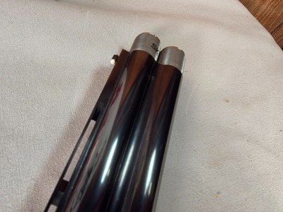 9375SKB 606 Ducks Unlimited Banquet, 12 Gauge, 28 Barrels, screw in chokes (2 SK, IC, M, F) wrench, and choke box, gold retriever with duck, pistol - Image 15 of 25