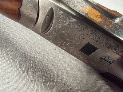 9375SKB 606 Ducks Unlimited Banquet, 12 Gauge, 28 Barrels, screw in chokes (2 SK, IC, M, F) wrench, and choke box, gold retriever with duck, pistol - Image 7 of 25