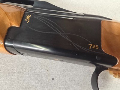 9392Browning 725Trap, 12 Gauge, 30” Barrels, Screw in choke, (sk, IC, M, IM, Full) 2 triggers, High Viz sights, tiger stiped wood, pistol grip ven - Image 8 of 21