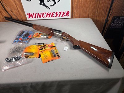9403SKB 385 12 Gauge, 28” barrels, single non selective trigger, ejectors, pistol grip, butt pad, silver receiver, with engraving, auto safety remov - Image 3 of 23