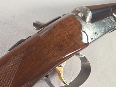 9403SKB 385 12 Gauge, 28” barrels, single non selective trigger, ejectors, pistol grip, butt pad, silver receiver, with engraving, auto safety remov - Image 19 of 23