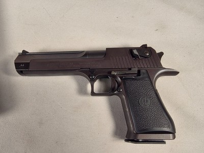 9440Desert Eagle VII 44 magnum, 6” Barrel, adjustable rear sight and trigger, 1995 Manufacture in Israel, 2 magazines, original case, excellent cond - Image 2 of 20