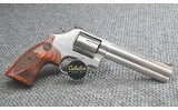 Smith & Wesson ~ Model 686-6 ~ .357 Magnum - 2 of 3