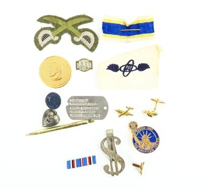 "Lot of Assorted Vintage Pins and Patches (MM1004)"