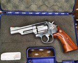 Smith & Wesson Stainless Combat Magnum model 66-2,
4 inch, .357 Magnum - 9 of 18