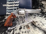 Smith& Wesson686-1, Stainless, Distinguished Combat Magnum .357 Magnum revolver, 6 inch, 98%, Boxed - 22 of 24