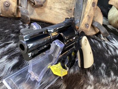 1980 Colt Python 2.5” Vented Rib Barrel, Royal Blue Finish , Ivory Grips, Boxed. Trades Welcome. - Image 5 of 25
