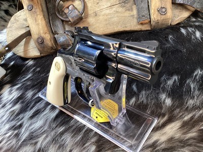 1980 Colt Python 2.5” Vented Rib Barrel, Royal Blue Finish , Ivory Grips, Boxed. Trades Welcome. - Image 3 of 25