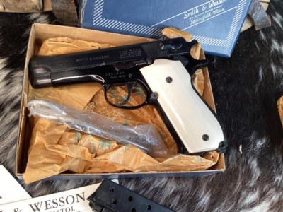 1976 Mfg. Smith & Wesson model 39-2 , 9mm Semi Auto, Genuine Ivory Grips, Excellent Unfired & Boxed. Trades Welcome - Image 18 of 19