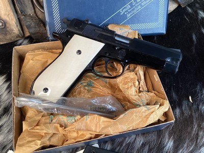 1976 Mfg. Smith & Wesson model 39-2 , 9mm Semi Auto, Genuine Ivory Grips, Excellent Unfired & Boxed. Trades Welcome - Image 2 of 19